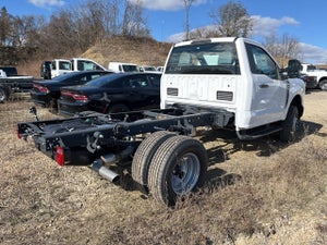 2023 Ford F-350SD XL DRW 4x4 / 7.3L V8 / 60&quot; CA Chassis