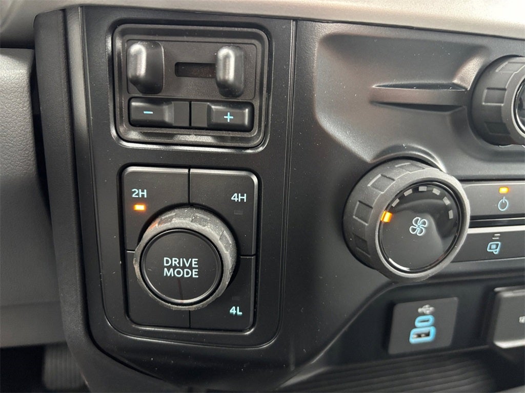 2025 Ford F-350SD XL DRW 4x4 / 7.3L V8 / 9' Aluminum Dropside Dump