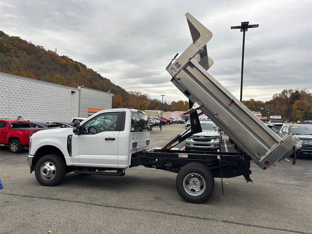 2025 Ford F-350SD XL DRW 4x4 / 7.3L V8 / 9' Aluminum Dropside Dump