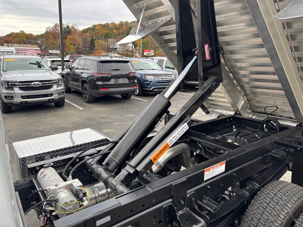 2025 Ford F-350SD XL DRW 4x4 / 7.3L V8 / 9' Aluminum Dropside Dump