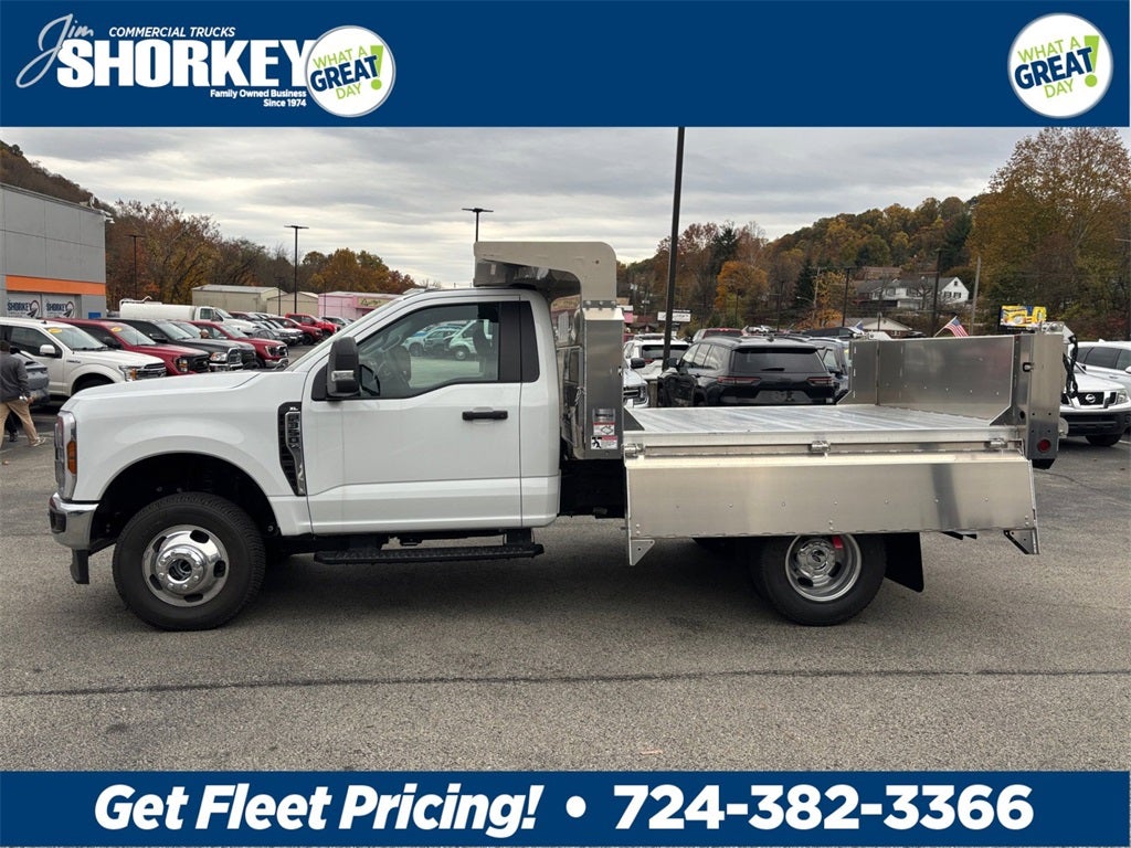 2025 Ford F-350SD XL DRW 4x4 / 7.3L V8 / 9' Aluminum Dropside Dump