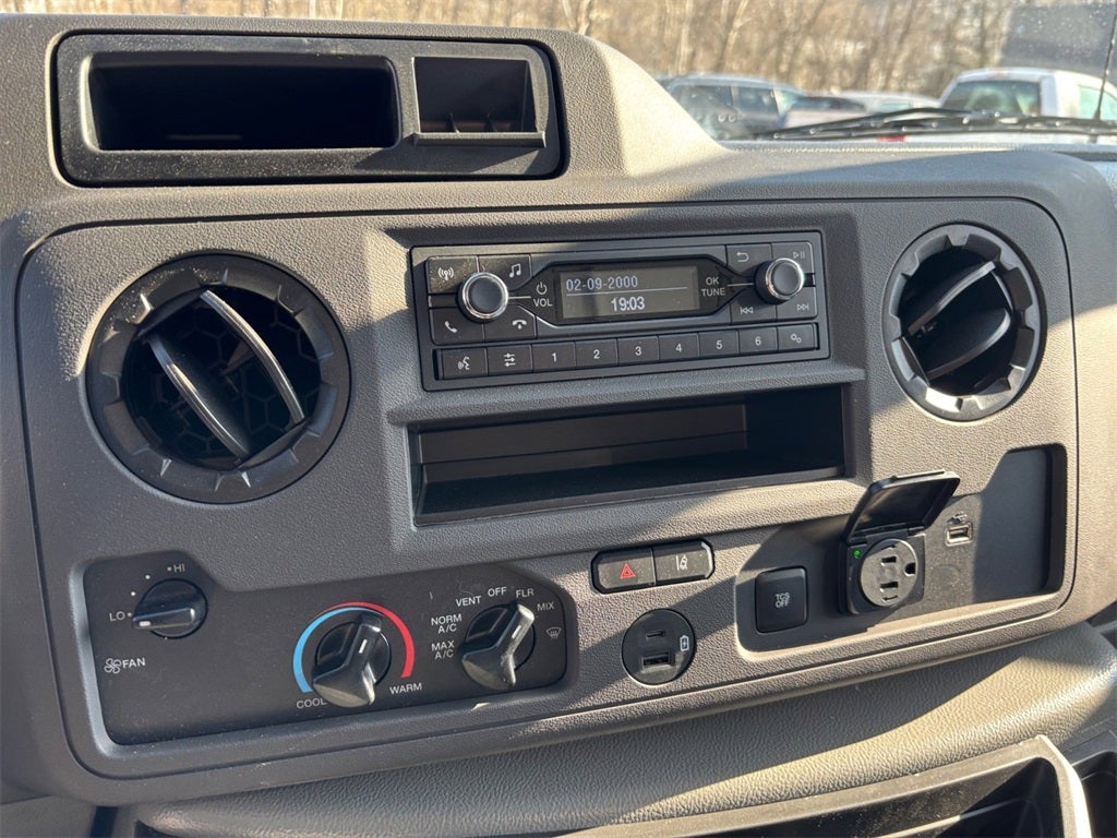 2026 Ford E-450SD Base DRW / 7.3L V8 / 16' Box w/Ramp