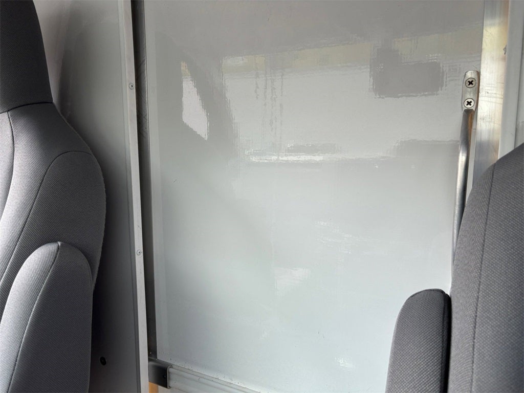 2026 Ford E-450SD Base DRW / 7.3L V8 / 16' Box w/Liftgate