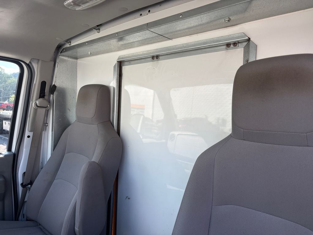 2016 Ford E-350SD Base DRW / 5.4L V8 / 14' Box