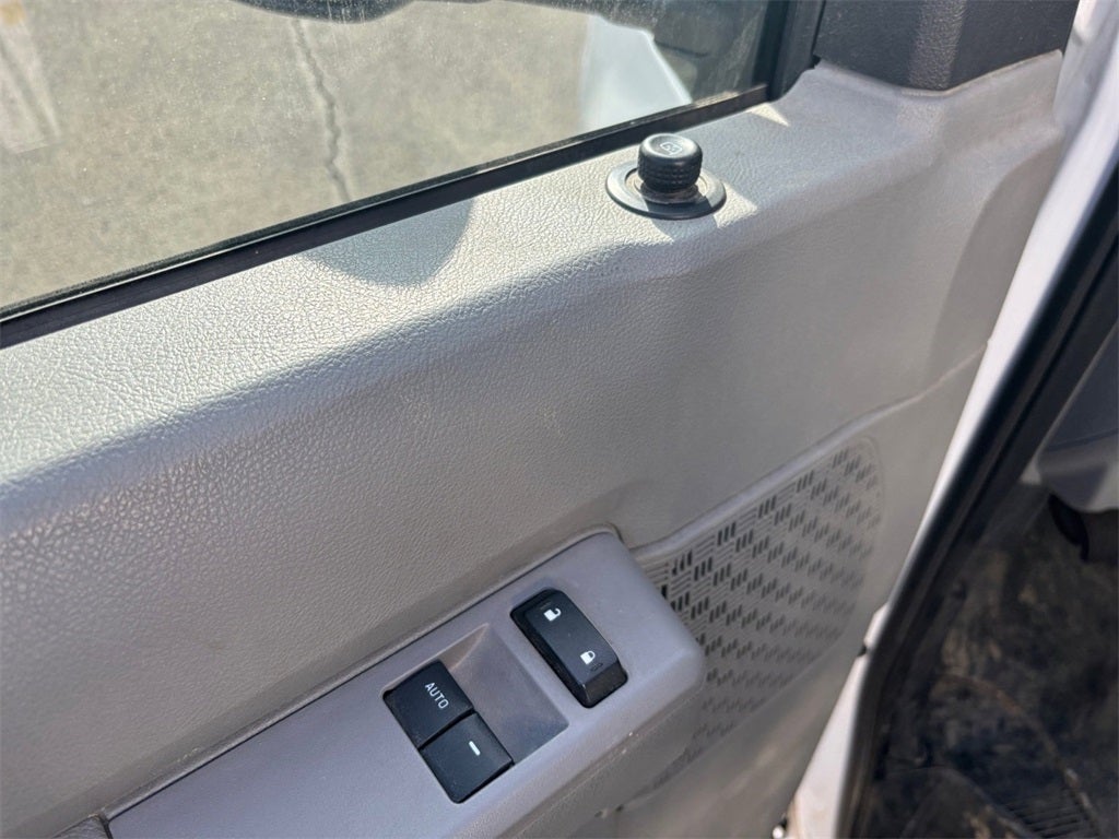 2024 Ford E-350SD Base Cutaway DRW / 7.3L V8 / 16' Box w/Ramp