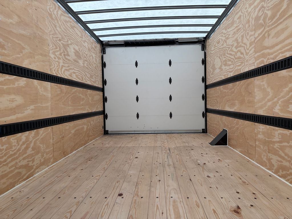 2027 Ford E-450SD Base DRW / 7.3L V8 / 16' Box w/Liftgate