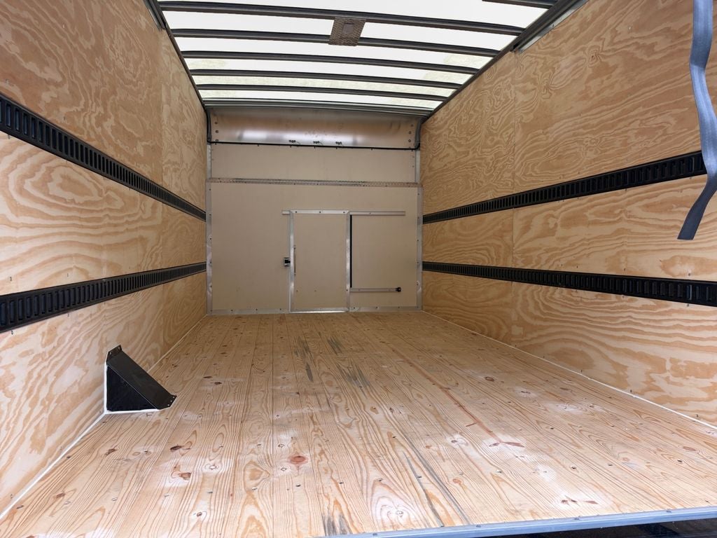 2027 Ford E-450SD Base DRW / 7.3L V8 / 16' Box w/Ramp