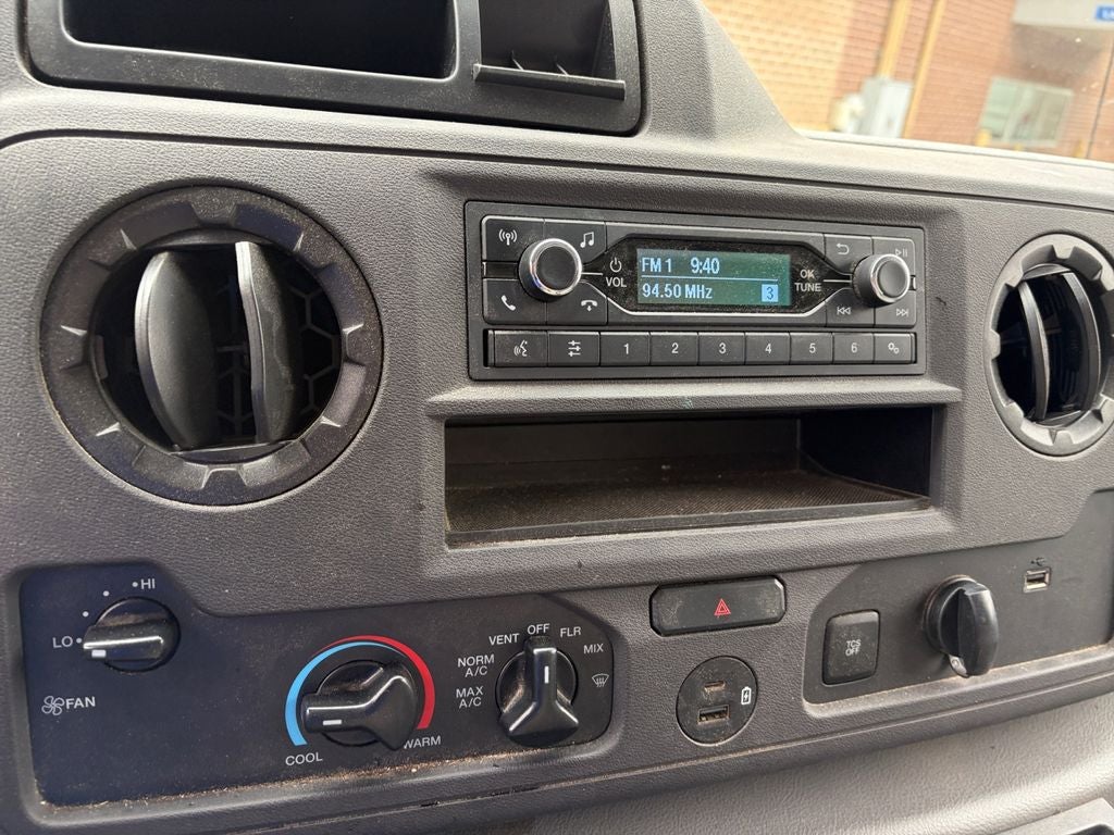 2022 Ford E-450SD Base DRW / 7.3L V8 / 17' Box