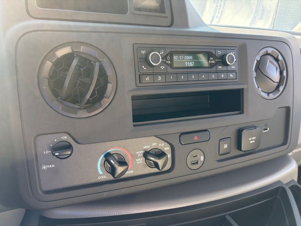2027 Ford E-450SD Base DRW / 7.3L V8 / 16' Box w/Liftgate