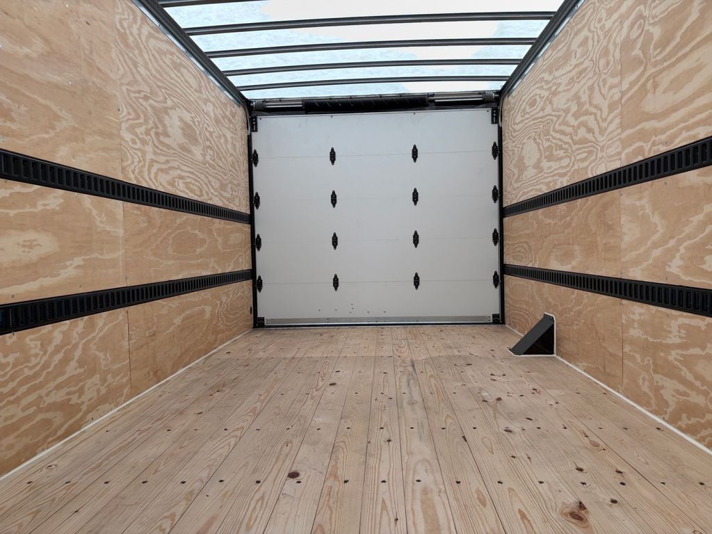 2027 Ford E-450SD Base DRW / 7.3L V8 / 16' Box w/Liftgate