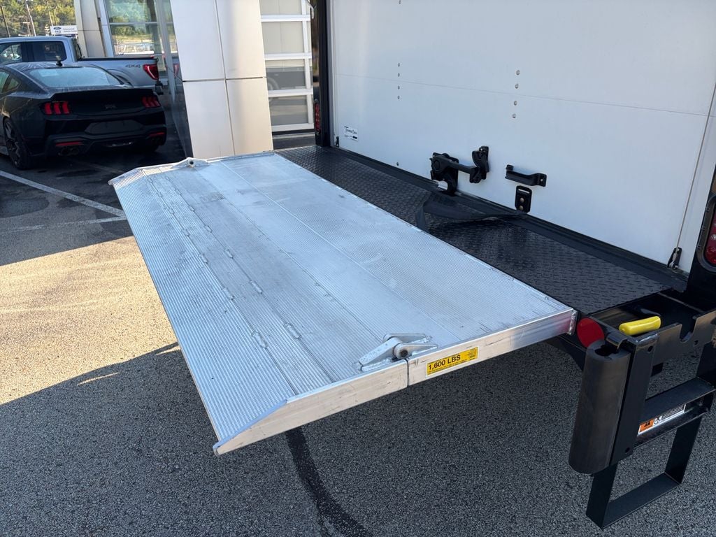 2027 Ford E-450SD Base DRW / 7.3L V8 / 16' Box w/Liftgate