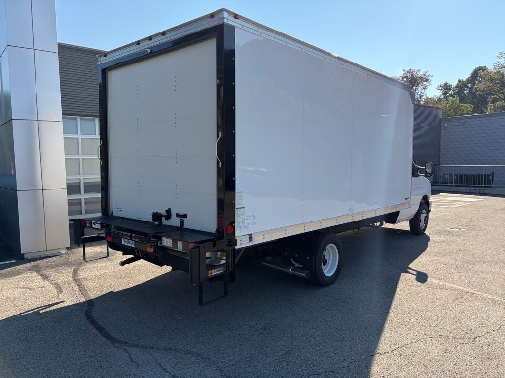 2027 Ford E-450SD Base DRW / 7.3L V8 / 16' Box w/Liftgate