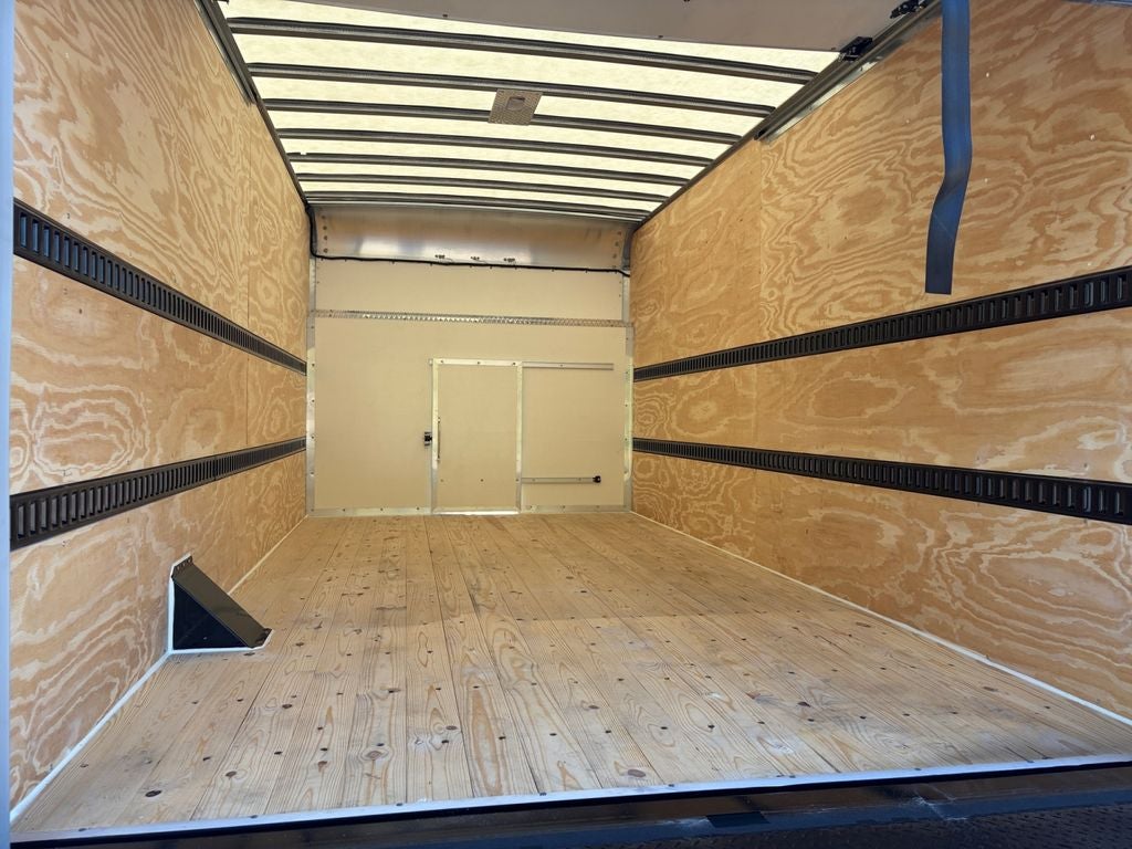 2027 Ford E-450SD Base DRW / 7.3L V8 / 16' Box w/Liftgate