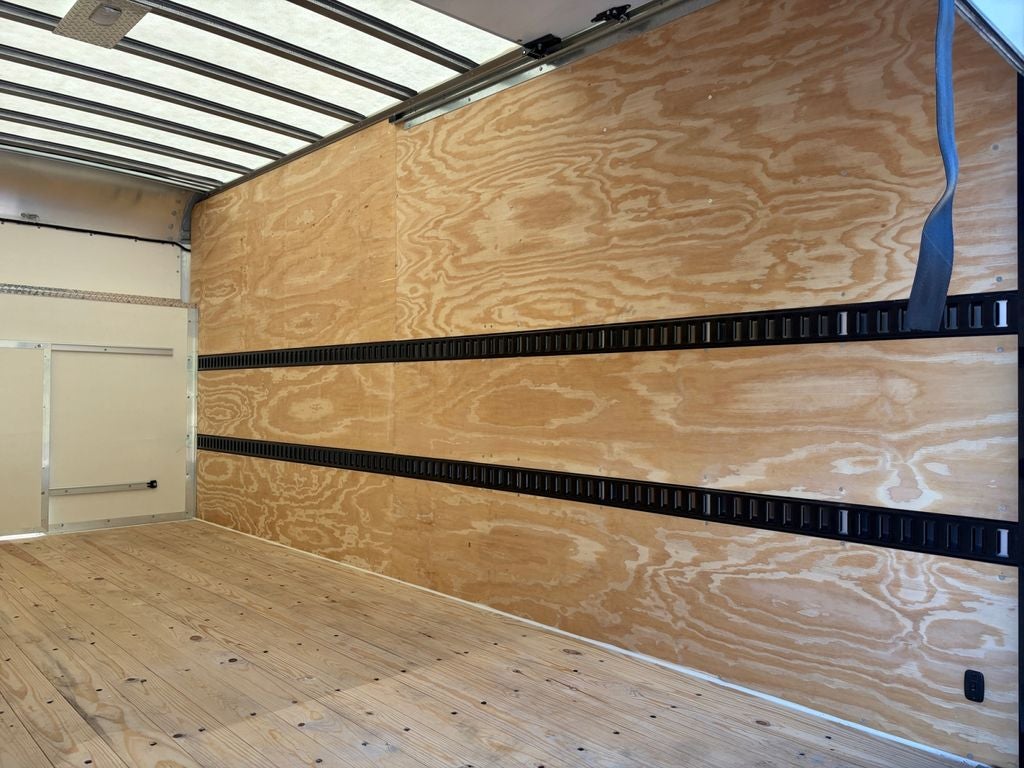 2027 Ford E-450SD Base DRW / 7.3L V8 / 16' Box w/Liftgate