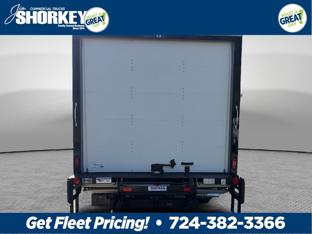 2027 Ford E-450SD Base DRW / 7.3L V8 / 16' Box w/Liftgate
