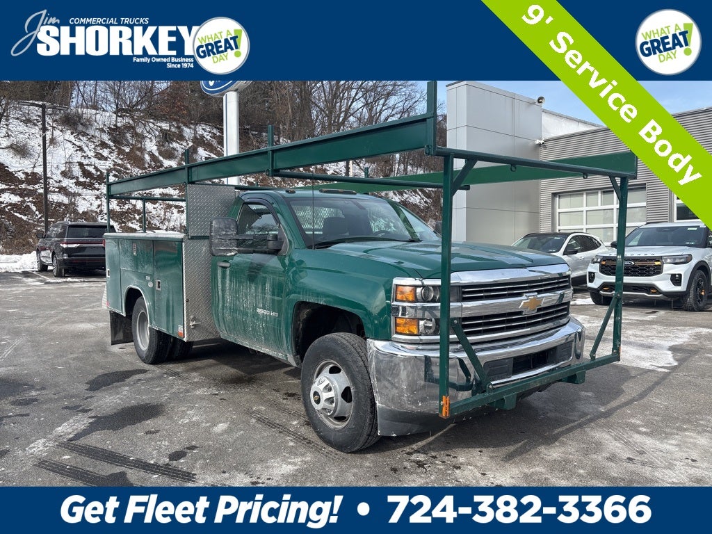 2018 Chevrolet Silverado 3500HD Work Truck DRW / 6.0L V8 / 9' Service Body