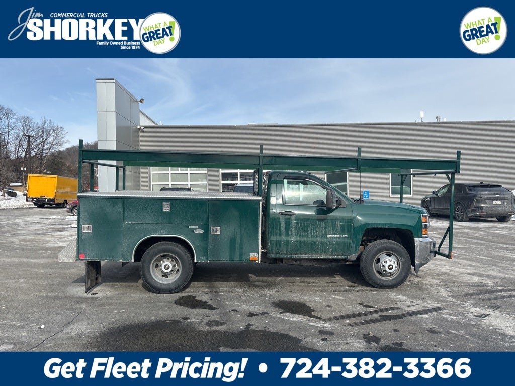 2018 Chevrolet Silverado 3500HD Work Truck DRW / 6.0L V8 / 9' Service Body
