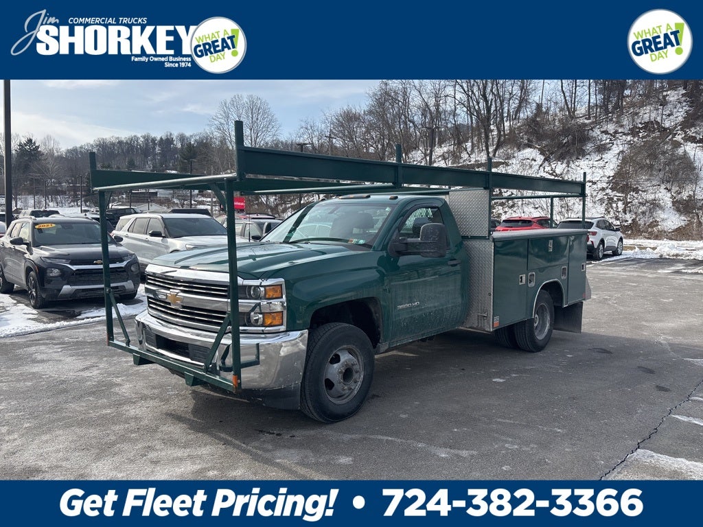 2018 Chevrolet Silverado 3500HD Work Truck DRW / 6.0L V8 / 9' Service Body