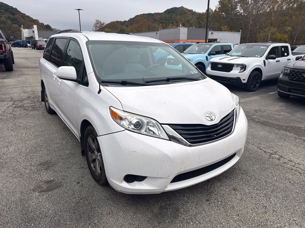 2014 Toyota Sienna LE 8 Passenger