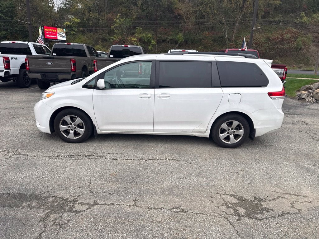2014 Toyota Sienna LE 8 Passenger