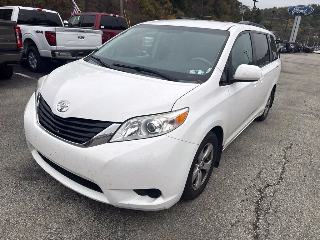 2014 Toyota Sienna LE 8 Passenger