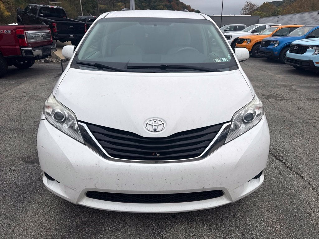 2014 Toyota Sienna LE 8 Passenger