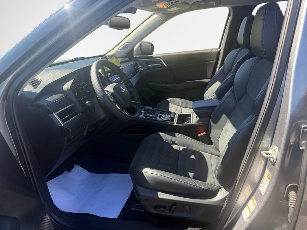 2022 Mitsubishi Outlander Base