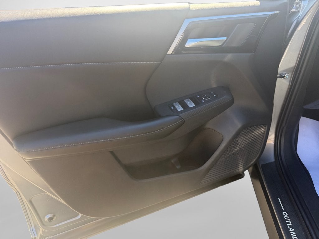 2022 Mitsubishi Outlander Base