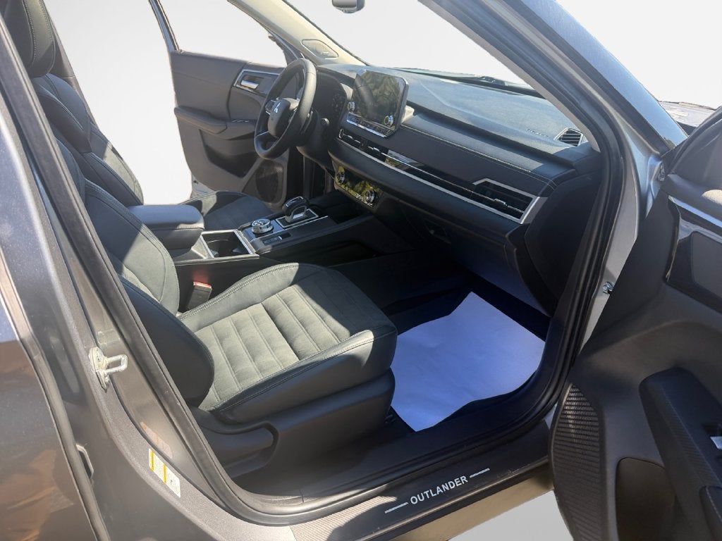 2022 Mitsubishi Outlander Base