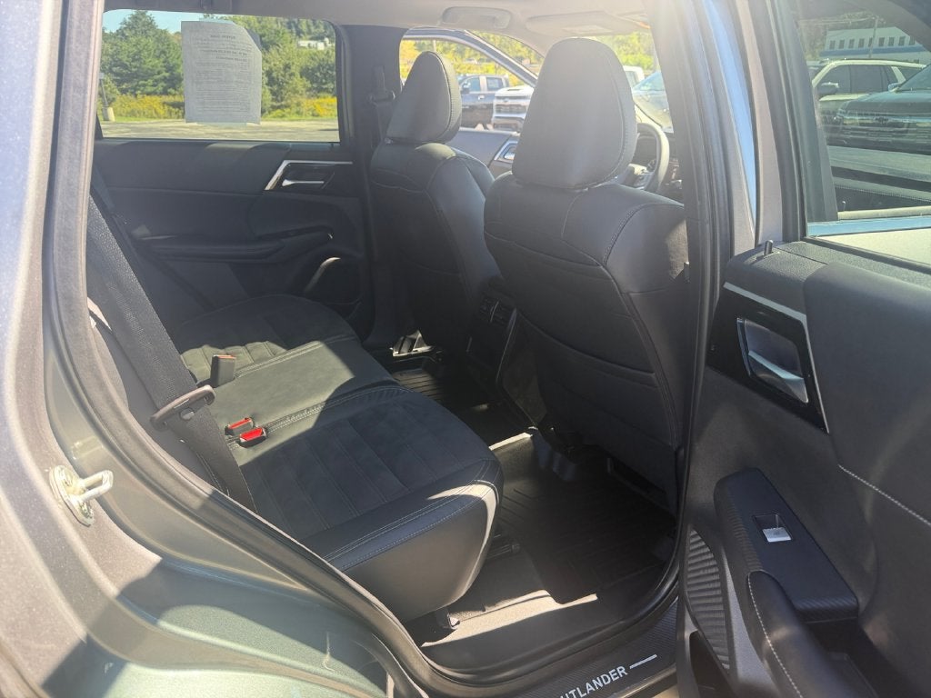 2022 Mitsubishi Outlander Base