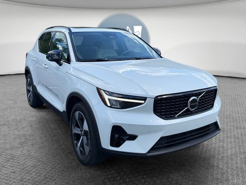 2023 Volvo XC40 B5 Plus Dark Theme