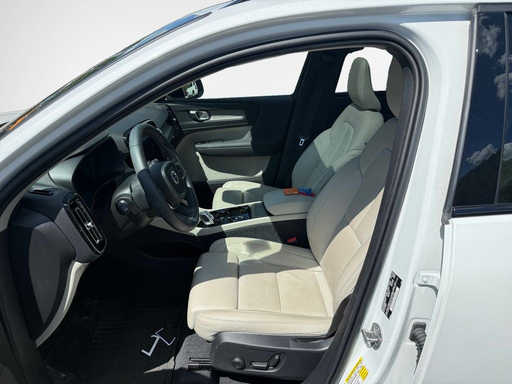 2023 Volvo XC40 B5 Plus Dark Theme