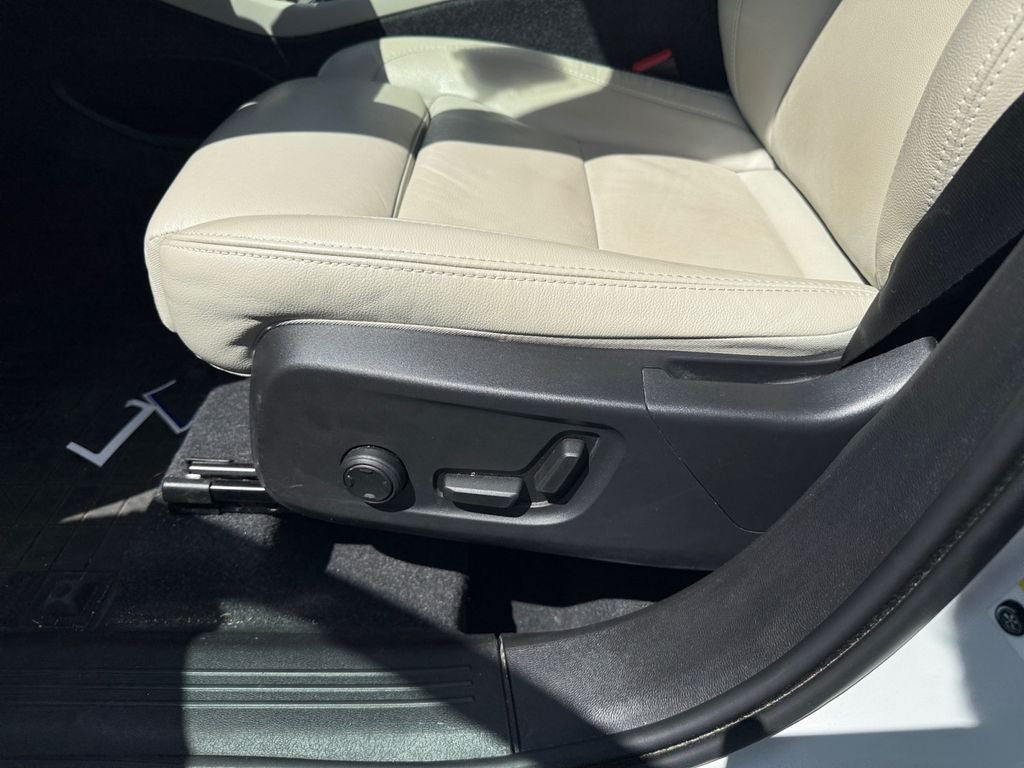 2023 Volvo XC40 B5 Plus Dark Theme