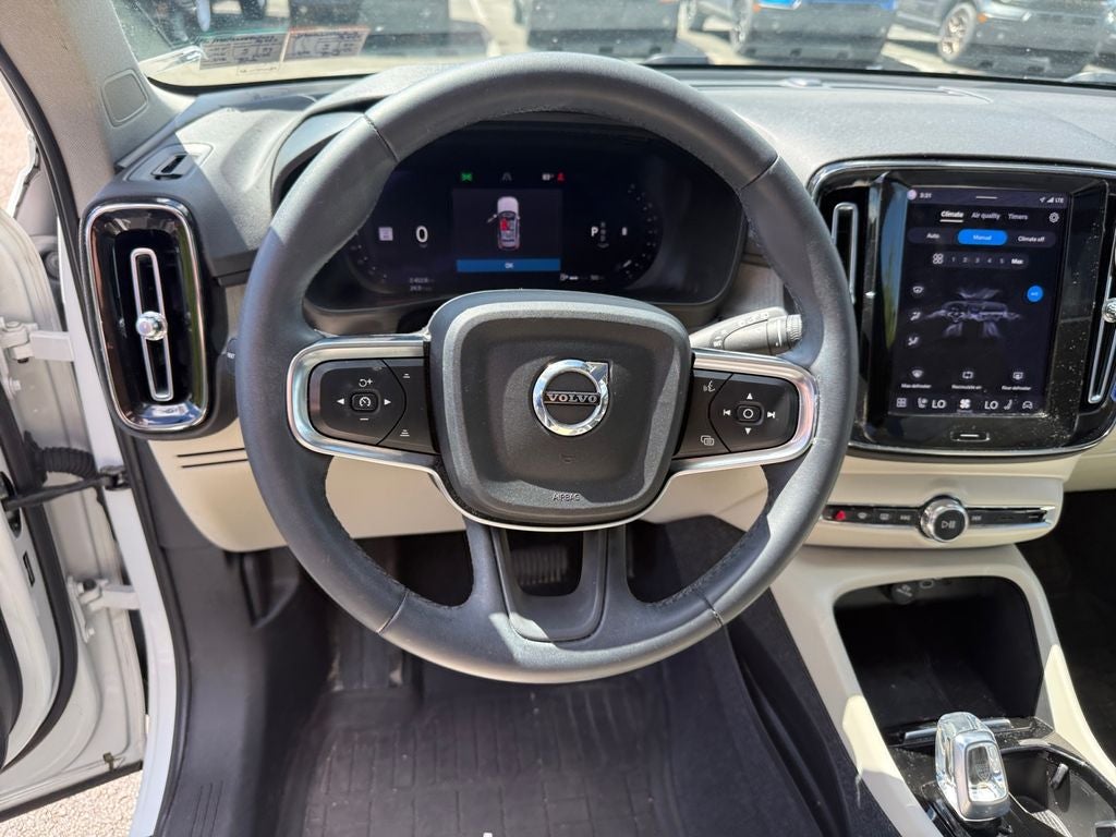 2023 Volvo XC40 B5 Plus Dark Theme