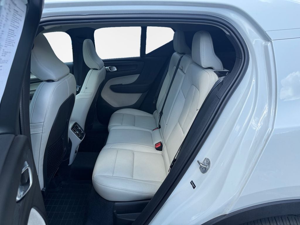 2023 Volvo XC40 B5 Plus Dark Theme