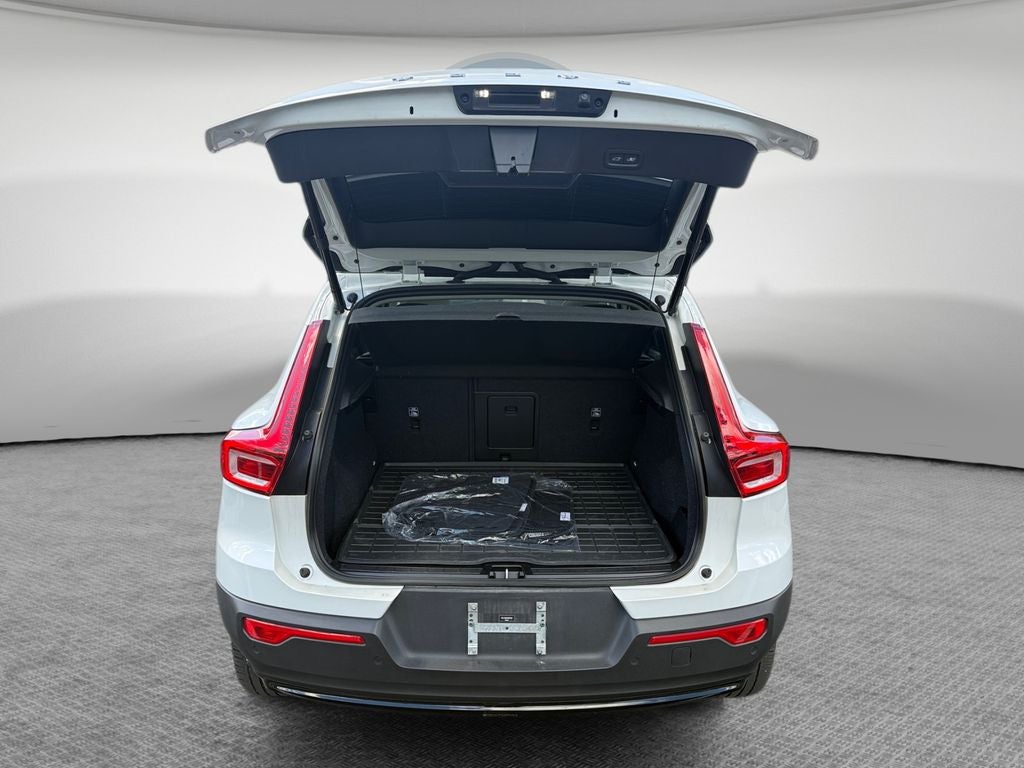 2023 Volvo XC40 B5 Plus Dark Theme