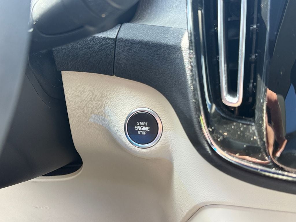 2023 Volvo XC40 B5 Plus Dark Theme