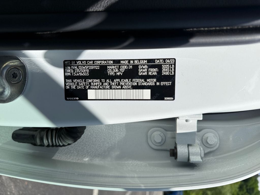 2023 Volvo XC40 B5 Plus Dark Theme
