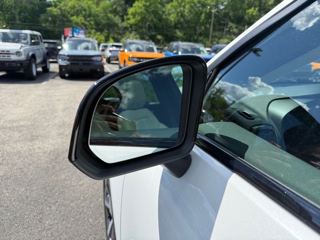 2023 Volvo XC40 B5 Plus Dark Theme