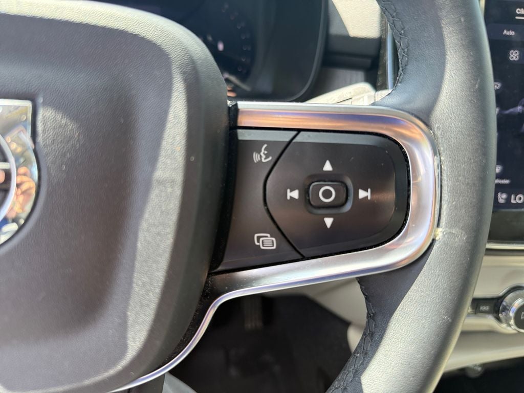 2023 Volvo XC40 B5 Plus Dark Theme