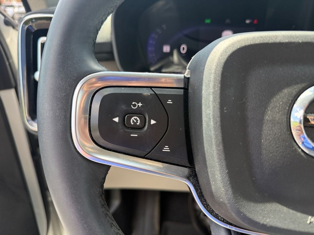 2023 Volvo XC40 B5 Plus Dark Theme