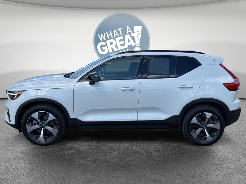 2023 Volvo XC40 B5 Plus Dark Theme