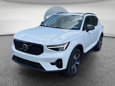 2023 Volvo XC40 B5 Plus Dark Theme