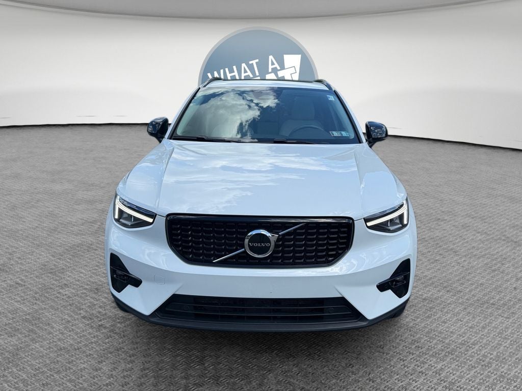 2023 Volvo XC40 B5 Plus Dark Theme